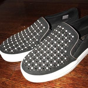 Sneakers with small pearls